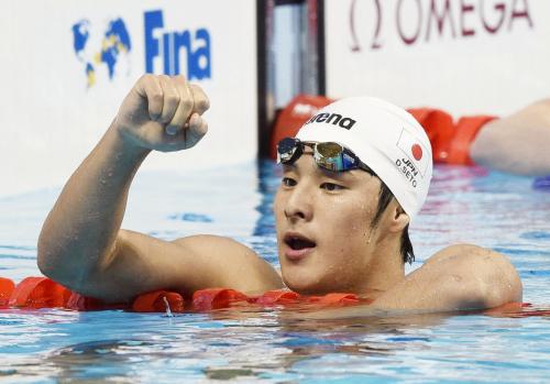 世界水泳の男子４００メートル個人メドレーで金メダルを獲得しガッツポーズする瀬戸大也