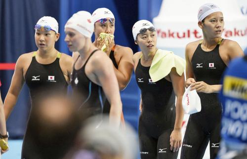 女子４００メートルメドレーリレー決勝　失格した日本チーム。（奥左から）赤瀬、渡部、星、内田