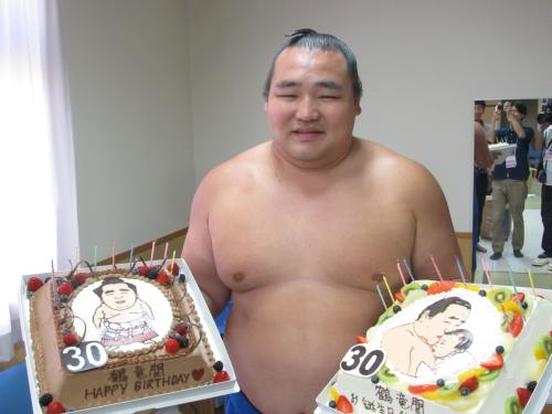 付け人と報道陣から３０歳の誕生日ケーキを贈られて笑顔の鶴竜
