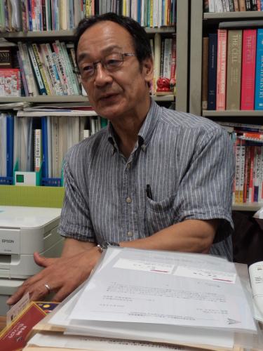 遺伝学を解説する石井教授