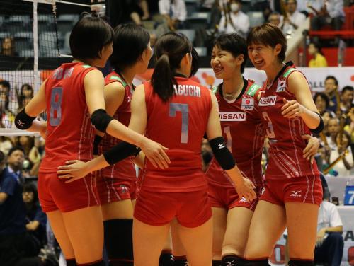 ＜日本・アルゼンチン＞第３セット、得点を決め、笑顔の木村（右）、長岡（右から２人目）ら全日本チーム