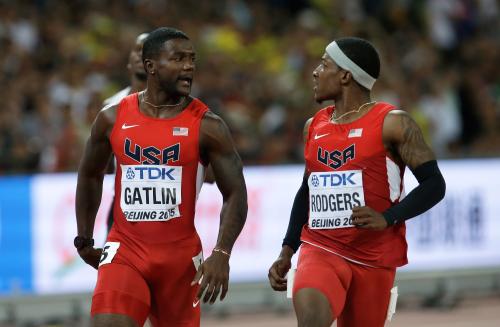 男子１００メートル決勝に進んガトリン（左）とロジャース（ＡＰ）