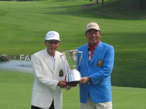 優勝した室田（右）はトロフィーを手に池森大会会長と笑顔で記念撮影
