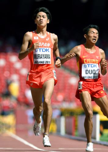 男子５０００メートル予選でゴールする村山紘太（左）