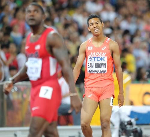 男子２００メートル準決勝でレース後、険しい表情を見せるサニブラウン