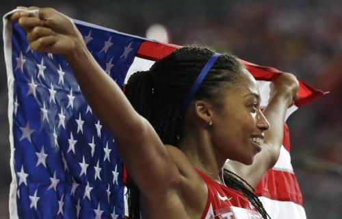 女子４００メートルを制したフェリックスは星条旗を掲げ笑顔（ＡＰ）