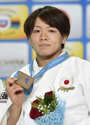 女子63キロ級で獲得した銅メダルを手にする田代未来