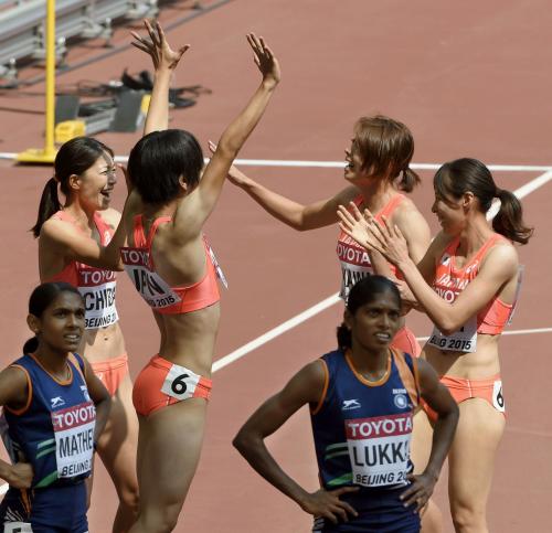 女子１６００メートルリレー予選で日本新をマークし、喜ぶ（左から）千葉、青山、市川、青木