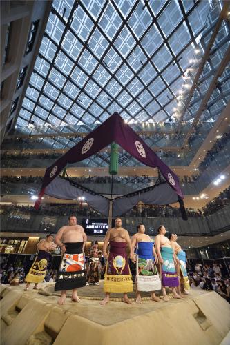 東京・丸の内の商業施設「ＫＩＴＴＥ」で行われた大相撲の夏巡業。吹き抜けのアトリウムで土俵入りする力士たち