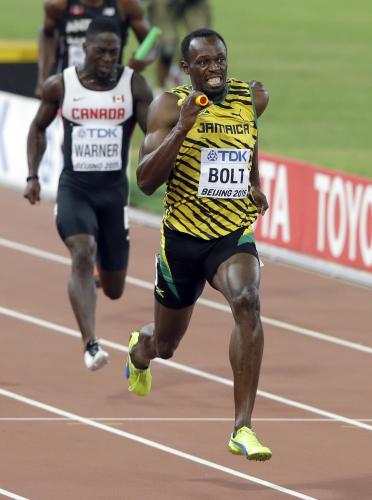 男子４００メートルリレーでトップを走るジャマイカのボルト（ＡＰ）