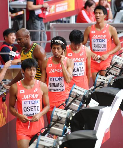 男子４×１００Ｍリレー予選、決勝進出ならず、がっくり引き揚げる光（左から）大瀬戸、藤光、長田、谷口