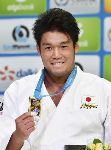 柔道の世界選手権男子１００キロ級で優勝し、表彰式で金メダルを手にする羽賀龍之介