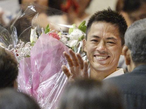 全日本実業個人選手権の３回戦で敗れ、花束を手に笑顔の野村忠宏
