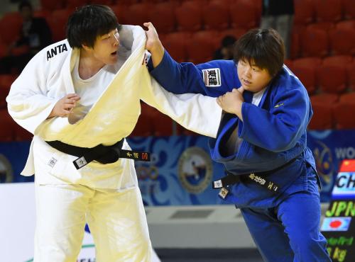 女子78キロ超級準々決勝　中国選手（左）に敗れた山部佳苗