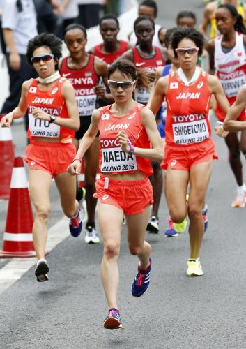 女子マラソン、序盤で力走する（左から）伊藤舞、前田彩里、重友梨佐
