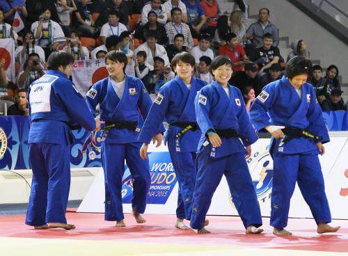 女子団体決勝　ポーランド選手を破った日本チーム。（左から）山部、新井、田代、山本、中村