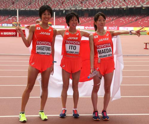 世界陸上女子マラソン、ゴールし笑顔を見せる（左から）重友、伊藤、前田