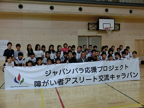 木村選手、山田選手、山崎江東区長（写真中央）と記念撮影する子どもたち