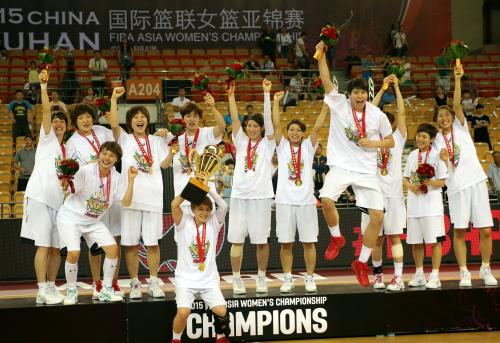 ＜日本・中国＞３対かぶりの五輪出場を決め表彰式でカップを掲げて喜ぶ吉田（手前下）、渡嘉敷（右から４人目）らバスケ女子日本代表　（ＡＰ）