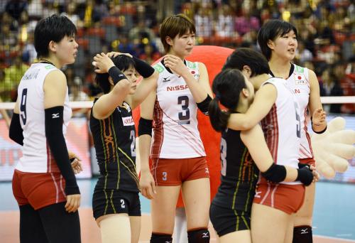 中国に敗れ、涙ぐむ木村（中央）ら日本の選手たち