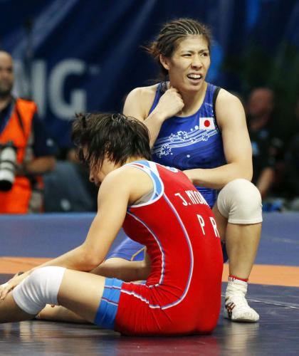 女子53キロ級準決勝　北朝鮮選手（手前）を破り決勝進出を決めた吉田沙保里