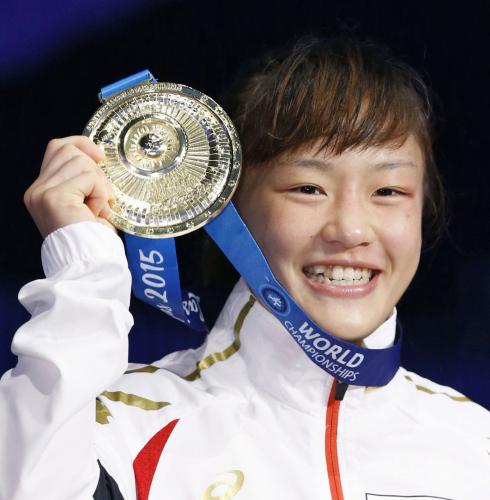レスリングの世界選手権女子48キロ級の表彰式で、金メダルを手にする登坂絵莉