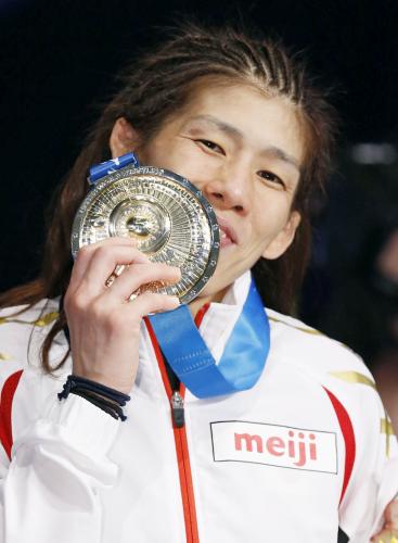 レスリングの世界選手権女子53キロ級で優勝し、金メダルを手に笑顔の吉田沙保里