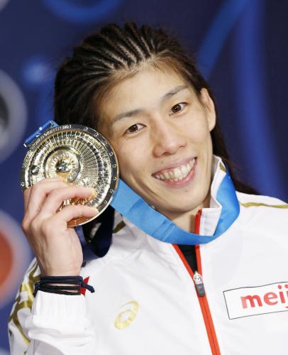 レスリングの世界選手権女子53キロ級で獲得した金メダルを手に笑顔の吉田沙保里
