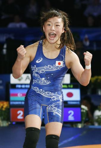レスリングの世界選手権女子48キロ級で優勝し、ガッツポーズの登坂絵莉