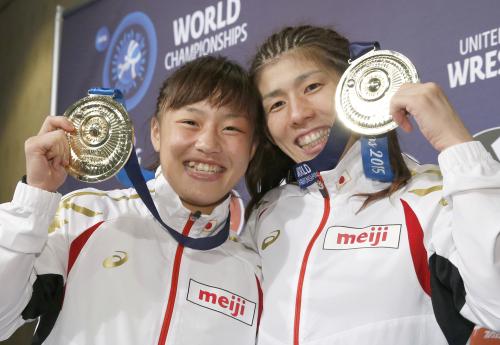 レスリングの世界選手権でともに優勝し、金メダルを手に笑顔の女子48キロ級の登坂絵莉（左）と同53キロ級の吉田沙保里