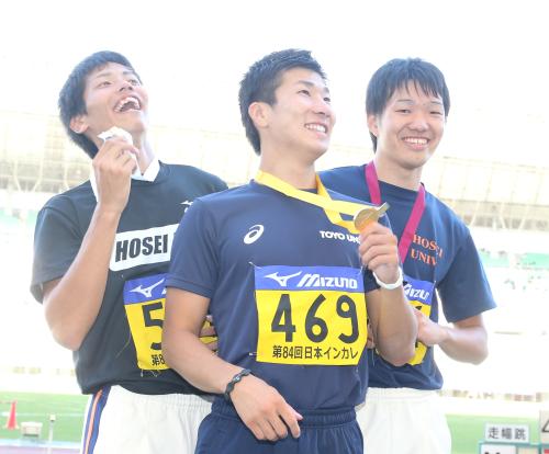 １００ｍで優勝した桐生（中）は２位の大瀬戸（左）や３位の長田とともに表彰台で笑顔