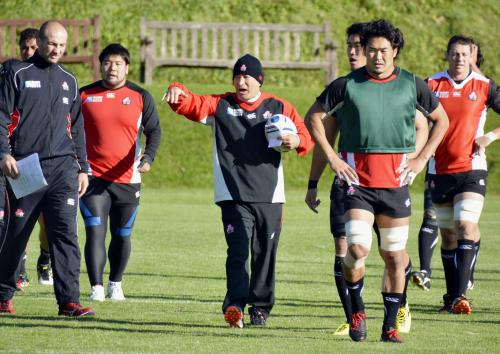 ブライトンでの初練習で、選手に指示を出すラグビー日本代表のジョーンズ・ヘッドコーチ
