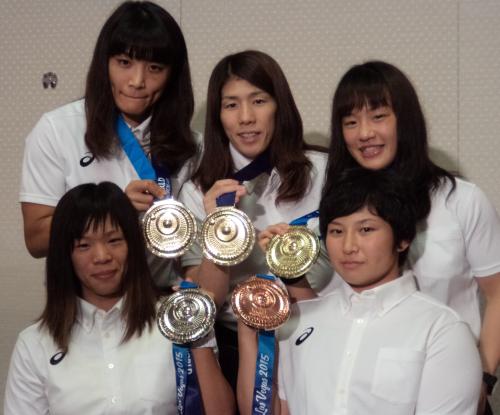 世界選手権から帰国し、メダルで五輪マークを作る（左上から時計回りに）伊調馨、吉田沙保里、登坂絵莉、土性沙羅、川井梨紗子