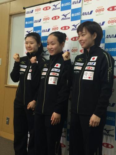 卓球女子代表候補の（右から）石川佳純、伊藤美誠、福原愛
