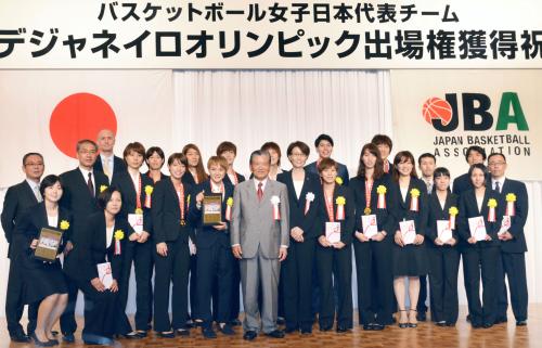リオデジャネイロ五輪出場を決めたバスケットボール女子日本代表の祝賀会で記念撮影に応じる選手ら。中央は日本協会の川淵三郎会長