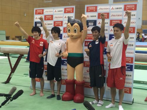 日本体操・トランポリン代表応援キャラクターの鉄腕アトムとポーズを取る（左から）加藤、内村、白井、田中