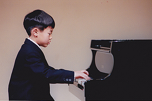 小学１年ごろ、ピアノの発表会で腕前を披露（福岡鋼二郎さん提供）