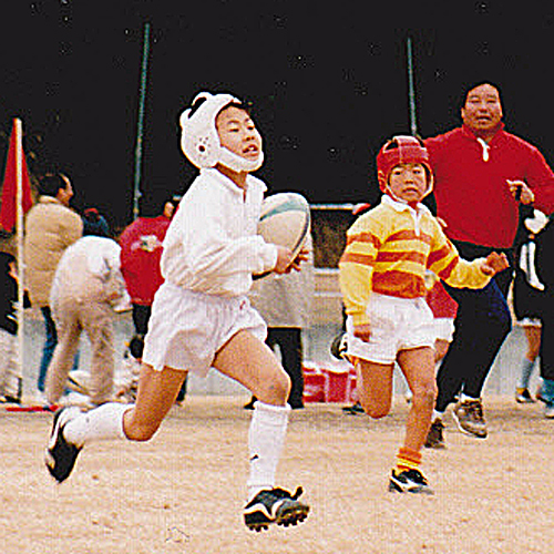 小学生時代、試合でボールを持って独走する福岡（福岡鋼二郎さん提供）