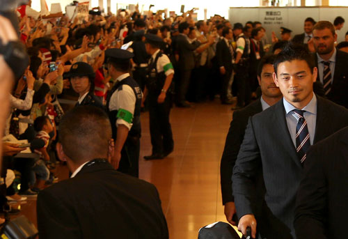 大勢のファンが出迎える中、帰国したＦＢ五郎丸（右）らラグビー日本代表