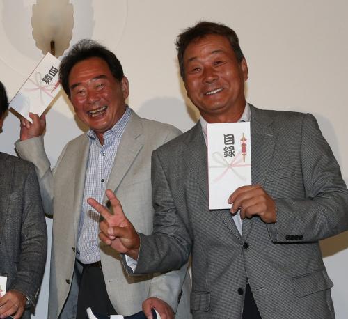 ３位の東尾氏（左）、飯谷は副賞を手に笑顔