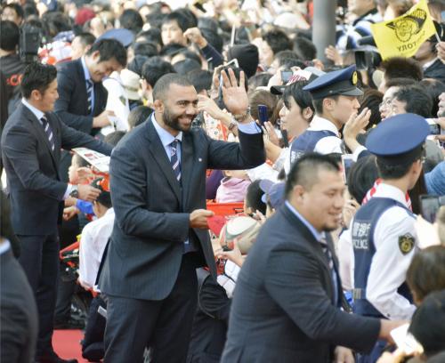 Ｗ杯報告会でファンの声援に応えるラグビー日本代表のリーチ・マイケル主将（中央）ら