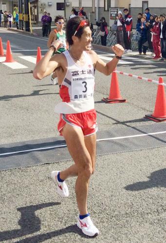 全日本50キロ競歩高畠大会、３時間44分27秒で優勝しゴールする森岡