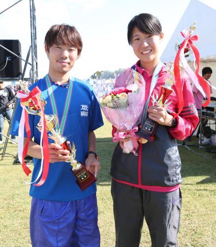 ＜しまだ大井川マラソン＞１０キロの部を制した鈴木遥亮さん（左）と秋山瑠奈さん