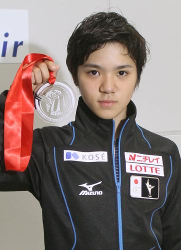 スケートアメリカで獲得したメダルを披露する宇野昌磨＝中部国際空港