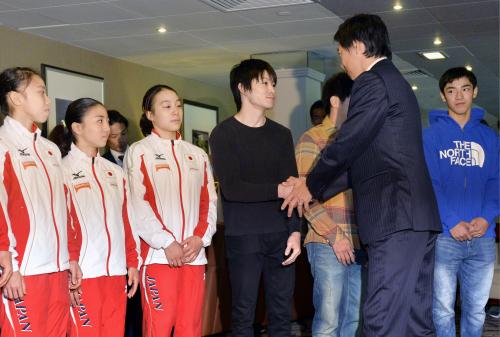 スポーツ庁の鈴木大地長官（右から２人目）の激励を受ける内村航平ら体操日本代表。右端は白井健三