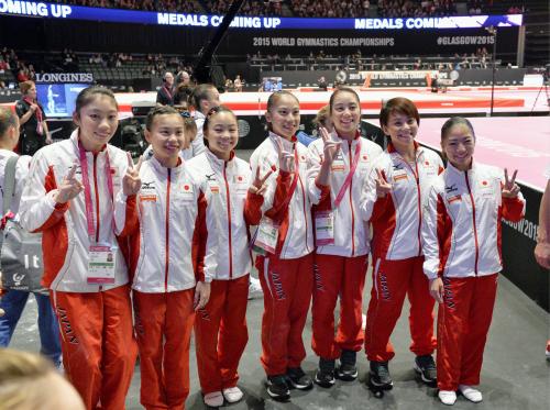 世界体操選手権女子団体総合で５位になり笑顔の日本代表（左から）内山、杉原、宮川、湯元、笹田、村上、寺本