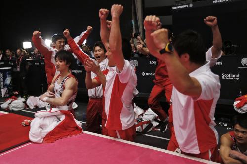 ３７年ぶりの優勝が決まった瞬間、喜びを爆発させる日本男子チーム（ＡＰ）