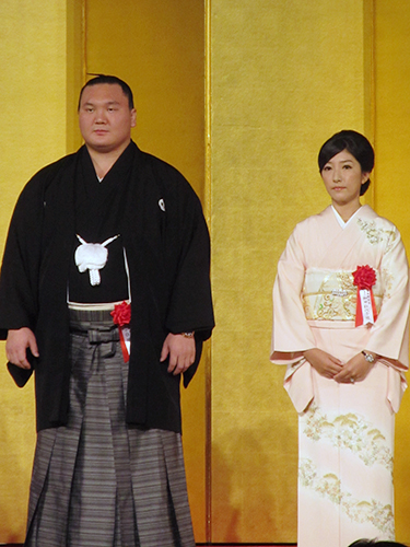 福岡での最多優勝記念祝賀会で壇上に上がる白鵬と紗代子夫人