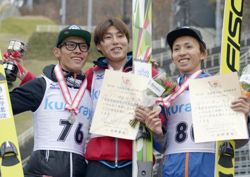 全日本ジャンプで優勝し笑顔の伊藤謙司郎（中央）。左は２位の竹内択、右は３位の作山憲斗