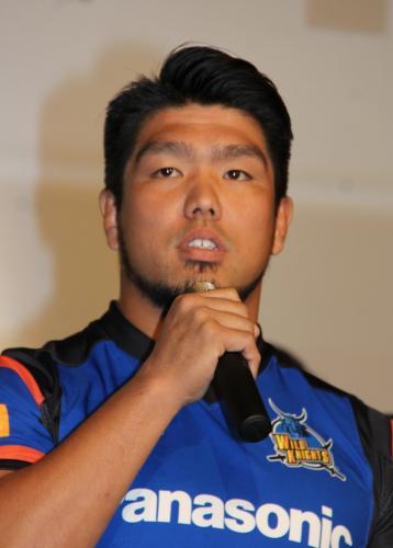 「ジャパンラグビー　トップリーグ２０１５―２０１６」プレスカンファレンスで、所属するパナソニックのユニフォームをまとって登壇したラグビー日本代表の堀江翔太